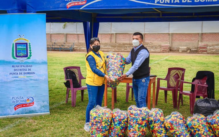 Punta de Bombón: municipio entrega 120 kilos de tapas de plástico a Club de Leones