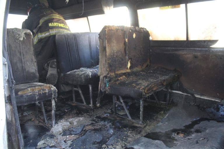 Moquegua: Combi se incendia como consecuencia de un corto circuito