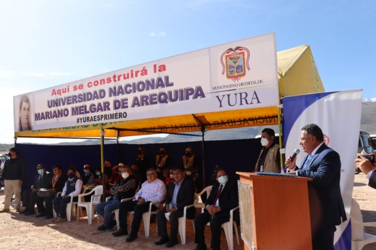 Ministro inspecciona terreno en donde se construiría nueva universidad en Arequipa