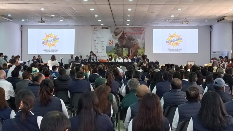 Distinguen a 40 agricultores y autoridades por el día del campesino en Arequipa