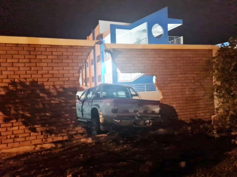 Mollendo: Camioneta chocó contra muro del Instituto Superior Jorge Basadre