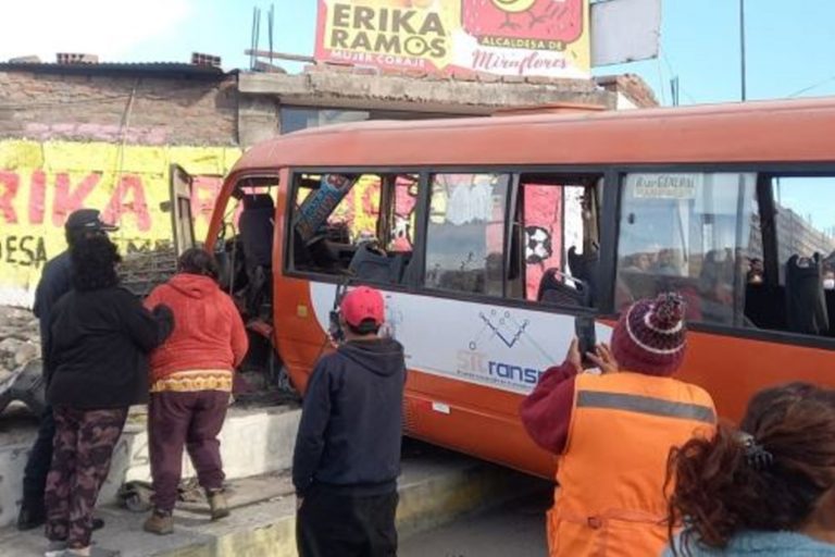 Arequipa: 19 escolares resultan heridos tras choque de custer contra una vivienda