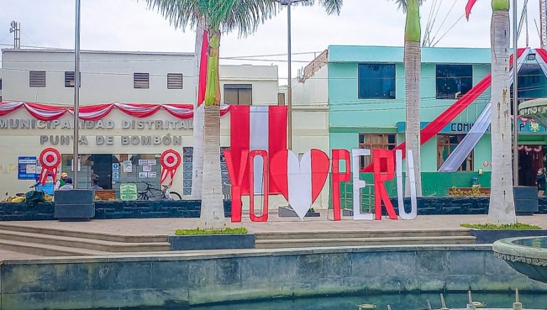 Punta de Bombón: Plaza 28 de Julio y principales vías son decoradas de rojo y blanco