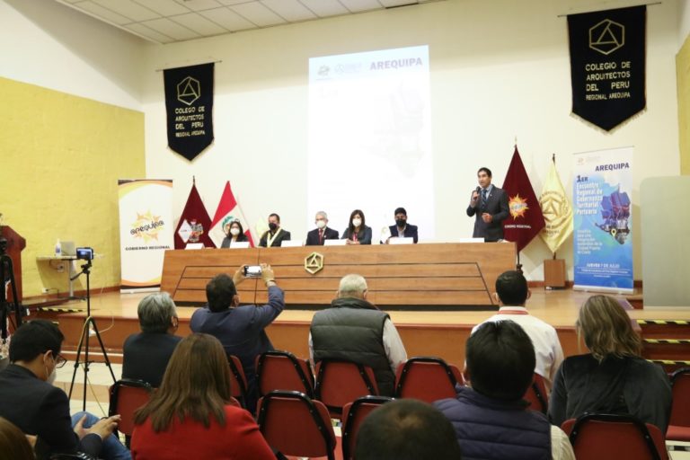 Edgar Rivera sobre desarrollo del puerto Corío: “Pensemos en el mar”