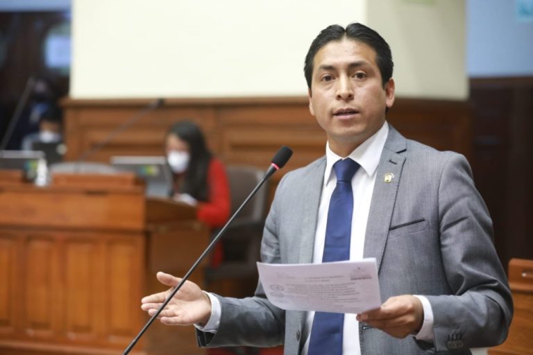 Suspenden por 120 días a congresista Freddy Díaz por caso de violación