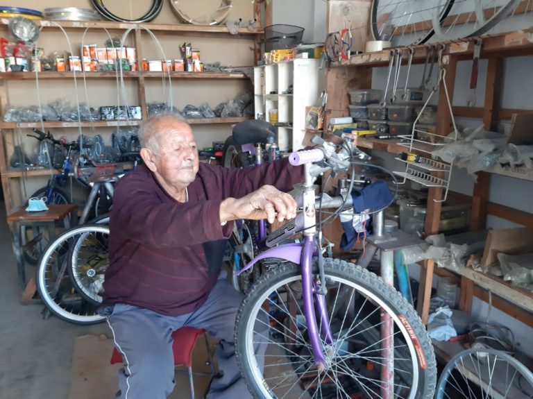 Pensión 65: Excampeón de ciclismo repara bicicletas a sus 84 años en Ilo