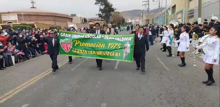 A pesar del retraso: promociones desfilaron en el frontis del colegio Deán Valdivia