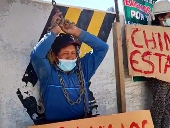 Proveedor se encadena en cuarto día de huelga contra el Consorcio Vial Samegua 