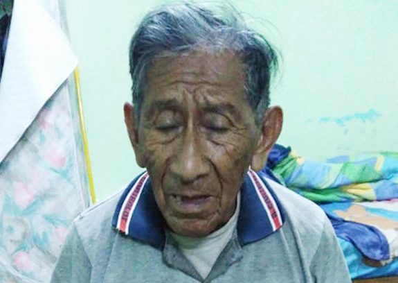 Piden apoyo para abuelito que vive abandonado en Alto Ilo