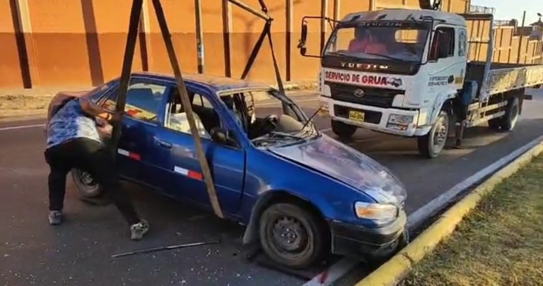 Moquegua: Vehículo se despista y se estrella contra sardinel