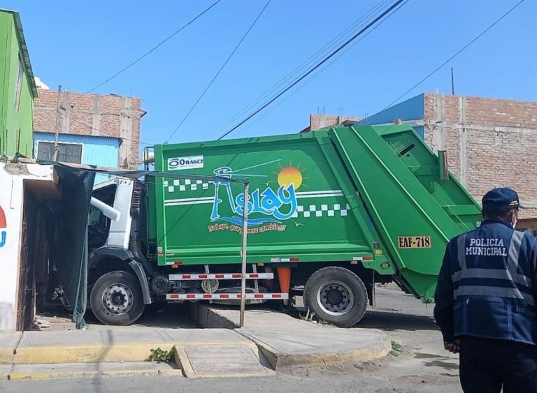 Pudo ser fatal: Camión recolector de basura se empotra en vivienda en Islay-Matarani