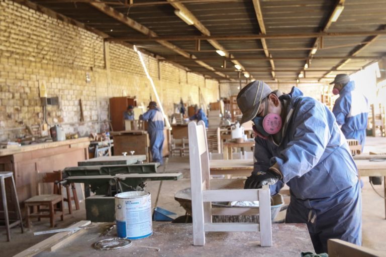 GRA donará 6,000 carpetas y sillas para instituciones educativas de la región Arequipa