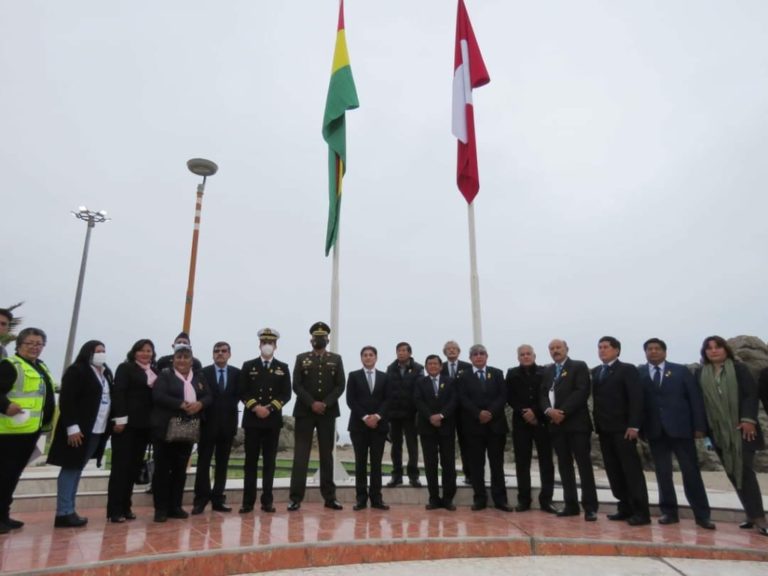 Realizan ceremonia por el 197° aniversario de la independencia de Bolivia