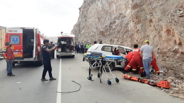 Costanera: Dos heridos tras despiste y choque de auto
