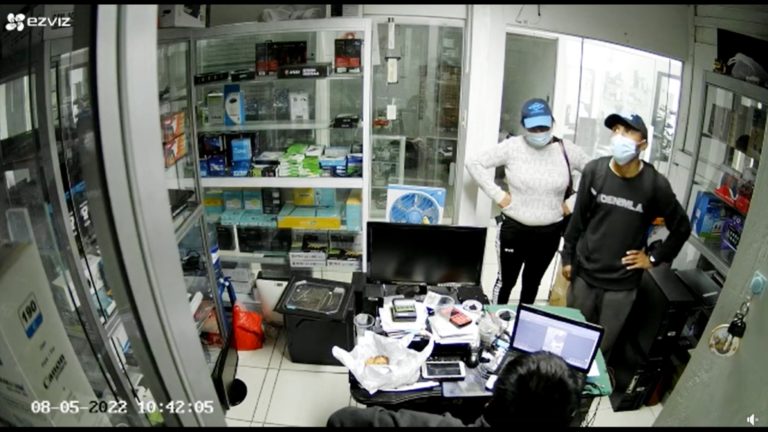 Delincuencia en Mollendo: Tres sujetos hurtaron una laptop en tienda de computadoras