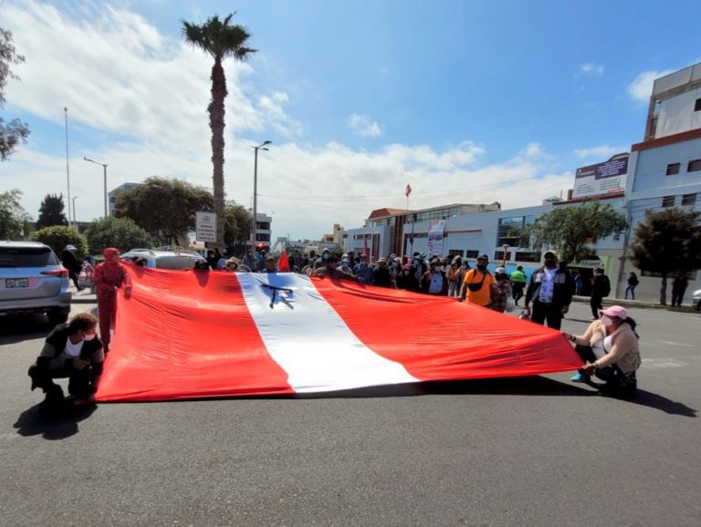 Población realizó marcha de solidaridad con familia de policía que murió baleado