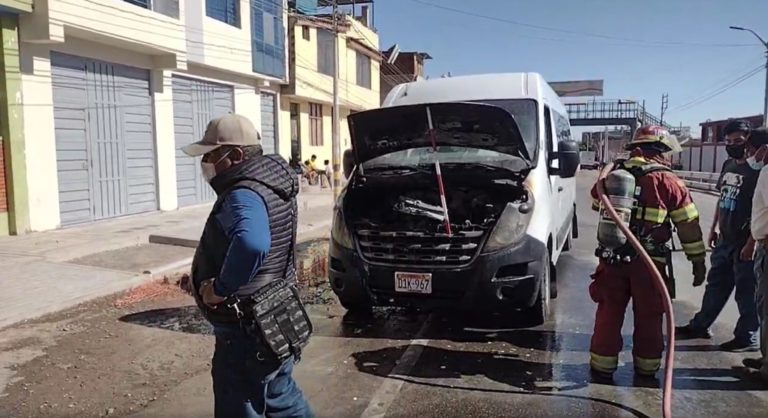 Minivan se incendió en plena vía pública en Samegua    