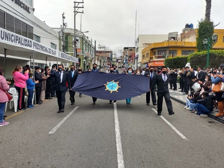 Por aniversario: Instituciones participan de izamiento y desfile en Mollendo