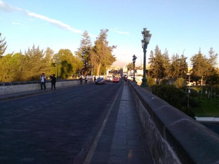 Roban 35 mil soles a mujer en puente Grau de Arequipa