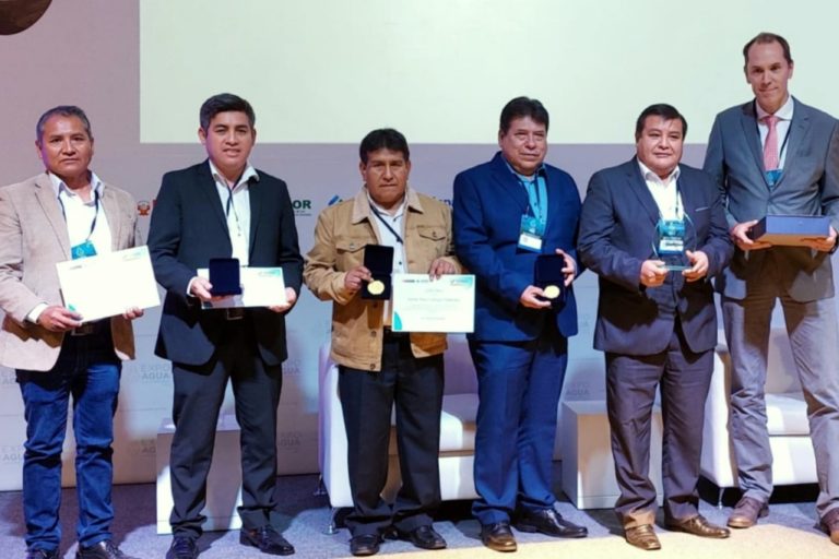 Alcalde Abraham Cárdenas recibió reconocimiento a la EPS Moquegua
