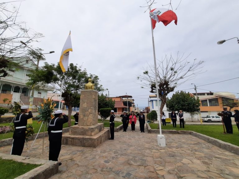 Alcaldesa de Mejía colocó ofrenda floral ante el busto de Miguel Grau