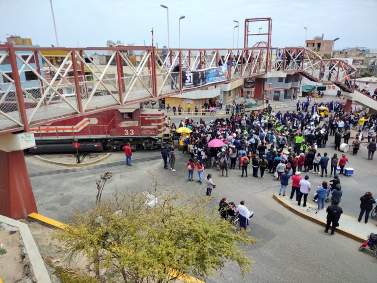 Estudiantes del IST “Luis E. Valcárcel” radicalizan huelga y obstruyen paso del tren de Southern Peru  