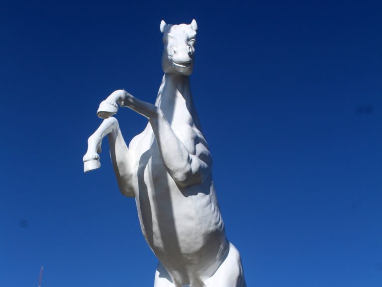 Municipio de Mariscal Nieto coloca escultura de un caballo blanco al ingreso de la ciudad 