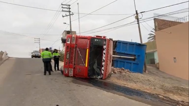 Camión se vuelca al descargar material de construcción en el barrio Inclán