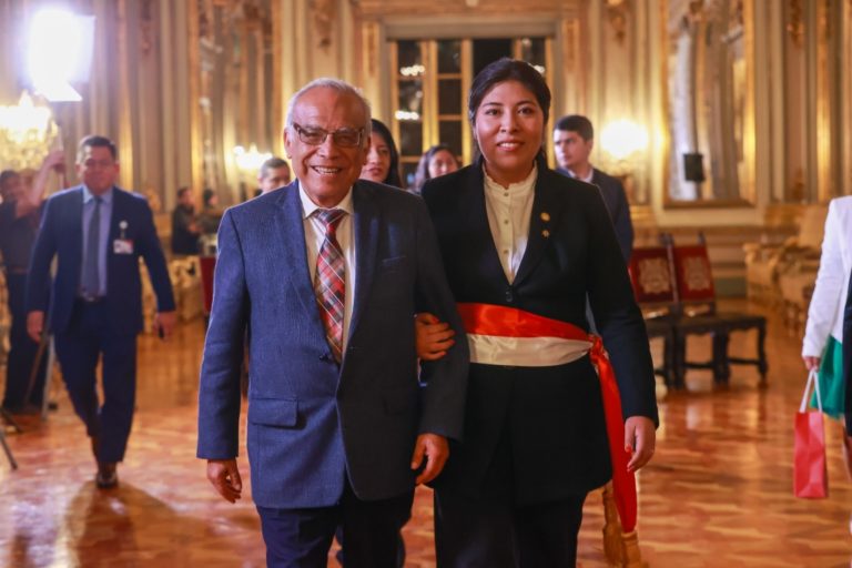 Betssy Chávez designa como su asesor a Aníbal Torres