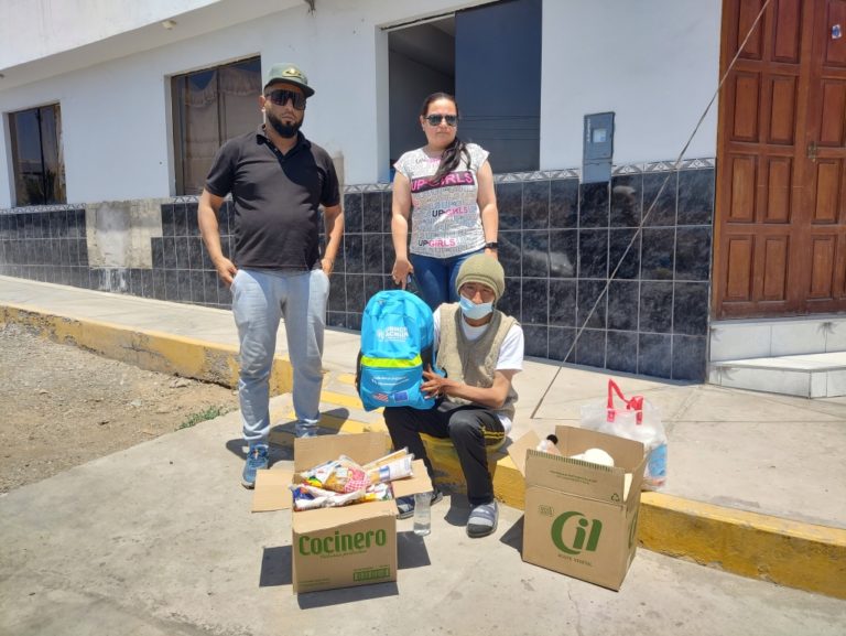 Mollendo: Venezolanos entregan ayuda humanitaria a peruano en condición de indigencia