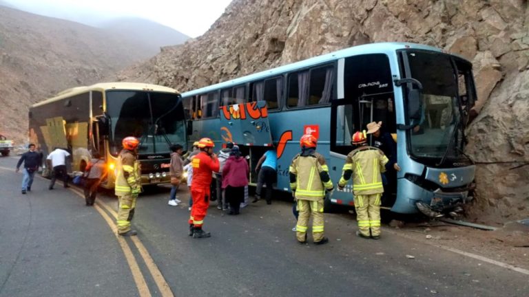 Servicio Arequipa – Ilo: bus de Flores Hermanos se estrella contra cerro