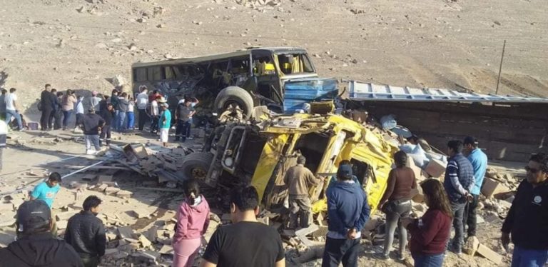 Camaná: Choque frontal entre bus de Flores Hnos. y tráiler deja un fallecido y 22 heridos