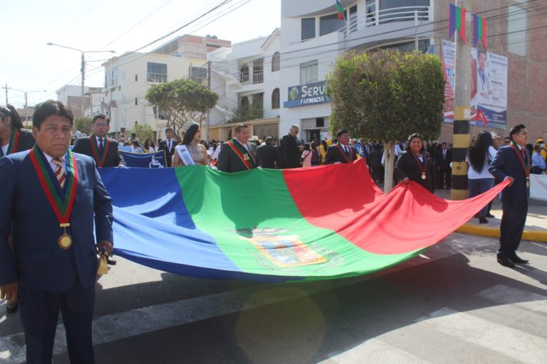 Con un gran número de delegaciones realizaron Desfile Cívico Militar por aniversario de Moquegua