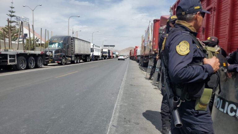 Paro de transportistas: Se intensifica bloqueo de vía en el km 48