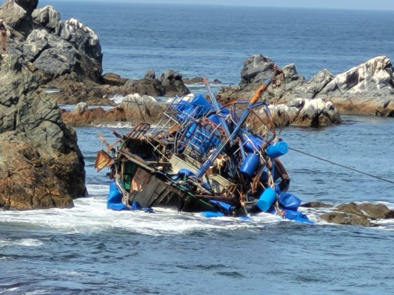 Ilo: Embarcación pesquera naufraga y queda destrozada tras estrellarse contra peñascos