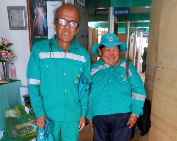 Deán Valdivia: municipio entrega uniformes de trabajo