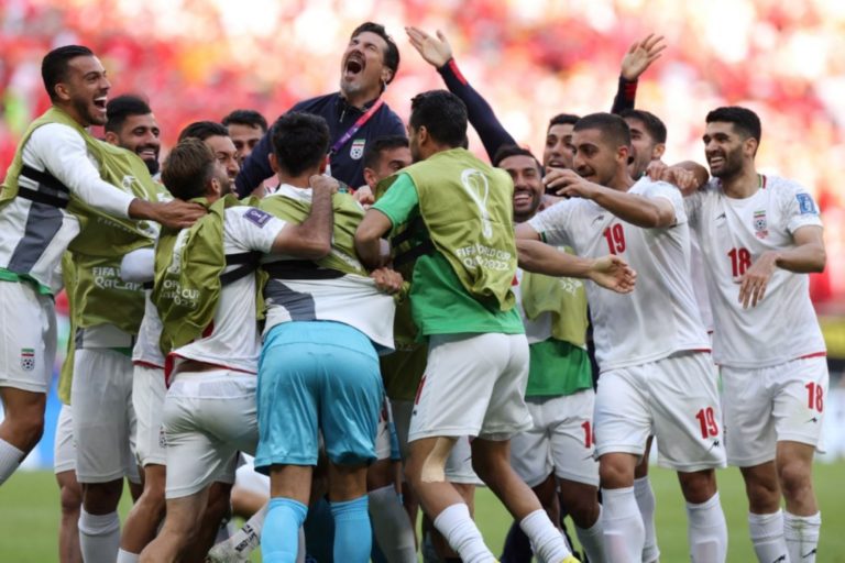 Qatar 2022: Irán venció en los descuentos 2-0 a Gales