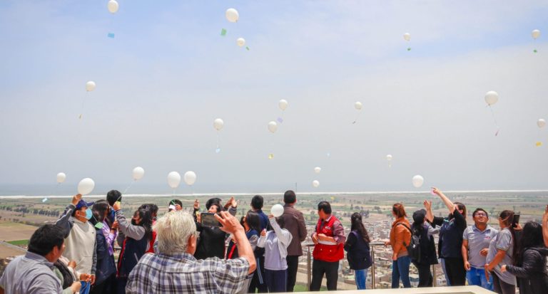 En Punta de Bombón realizaron elevación de globos con mensajes para difuntos