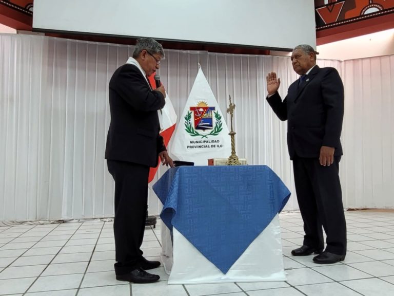 Prof. Carlos Rojas juramenta y asume cargo de regidor en municipio de Ilo