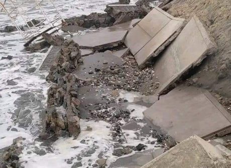 Ni un año de inaugurado: Mar destroza malecón en Camaná