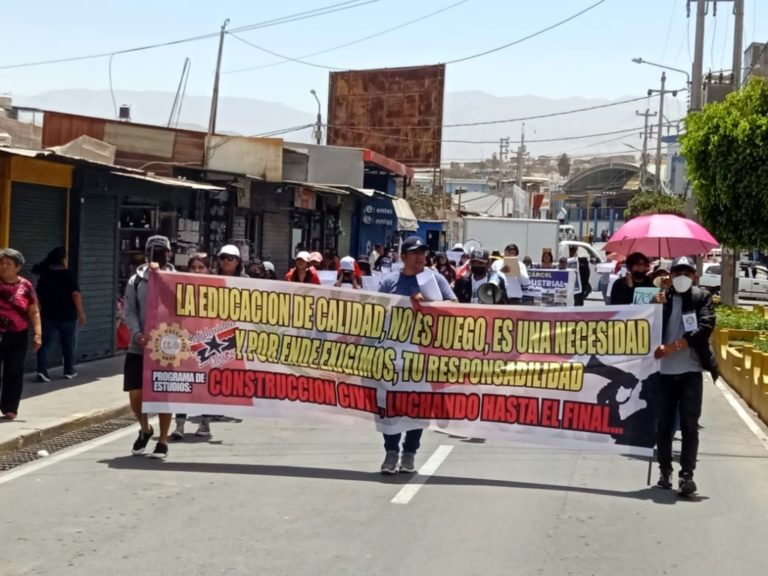 Estudiantes del Luis E. Valcárcel protestan en Moquegua contra gobernador Zenón Cuevas