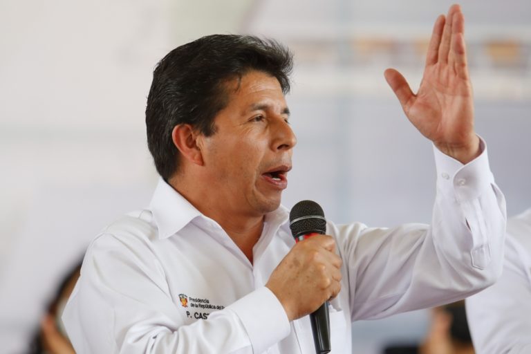 Congreso autorizó viaje del presidente a Chile, pero negó su salida a México