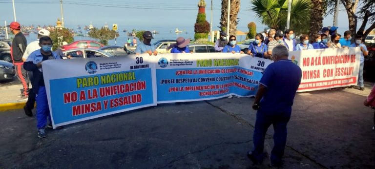 Servidores de EsSalud acatan paro de 24 horas rechazando unificación con el MINSA