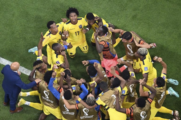 Ecuador vence 2 a 0 a Qatar en partido inaugural de Copa del Mundo