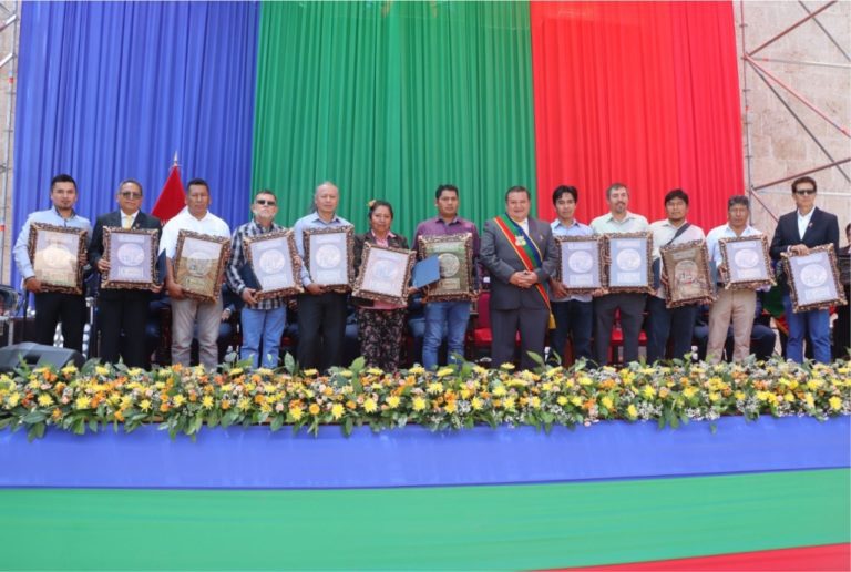 Escultores de los Guardianes de Moquegua fueron reconocidos por alcalde Abraham Cárdenas