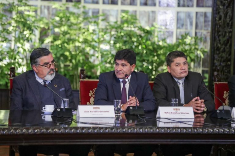 Rohel Sánchez se compromete a consolidar la democracia y descentralización en Arequipa