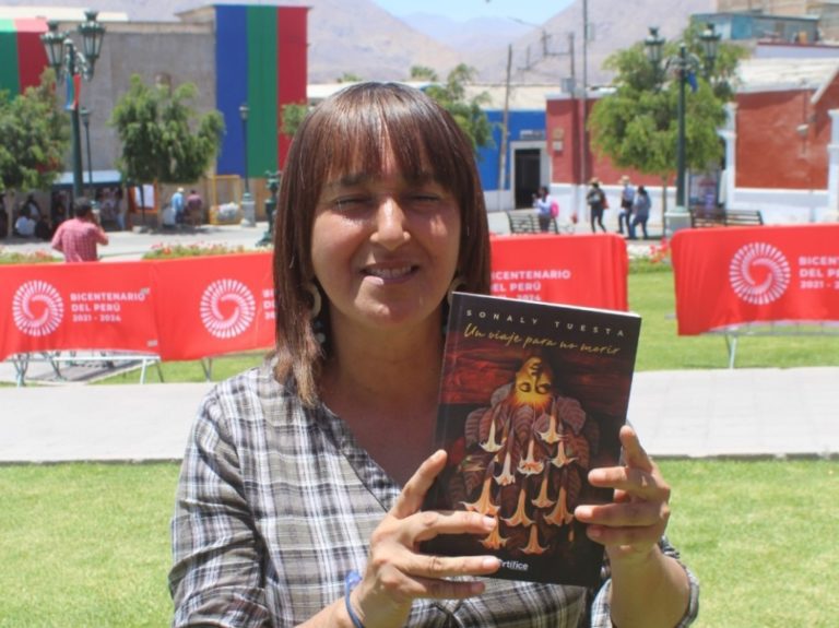 Periodista Sonaly Tuesta llegó a Moquegua para presentar su libro
