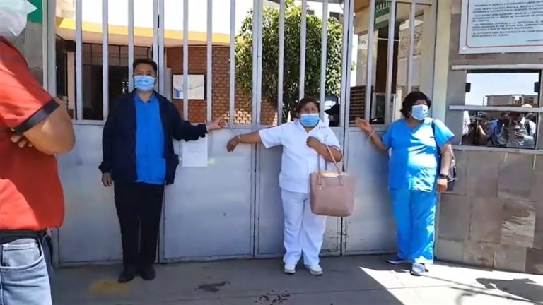 Arequipa: Personal de salud se encadena y desangra pidiendo trabajar