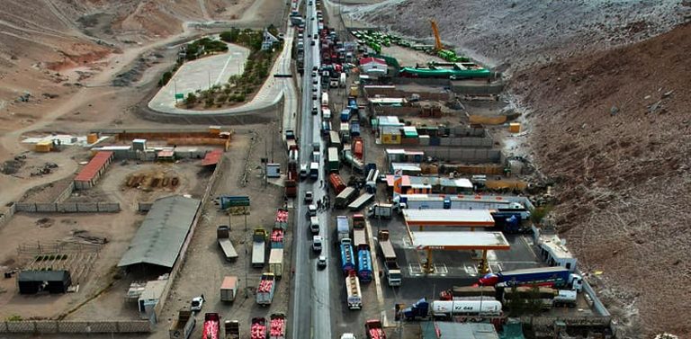 Primer día de paro indefinido de transportistas: Bloquean km 48 en Arequipa