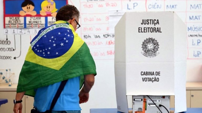 Del voto electrónico brasileño, al voto manual peruano